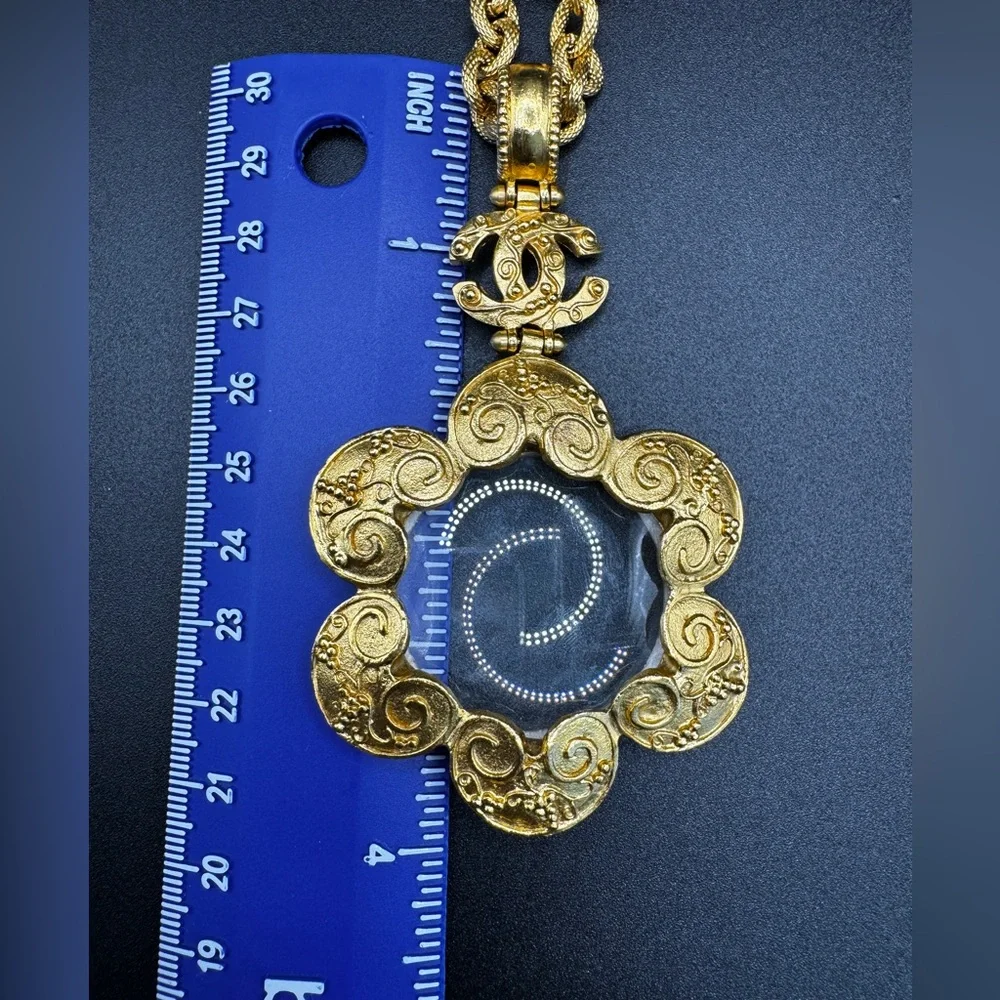 LOT 1500 24K gold plated CHANEL vintage Onyx CC magnifying Glass necklace